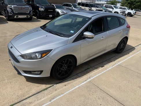 Used 2016 Ford Focus SE w/ Equipment Group 201A FWD image 2