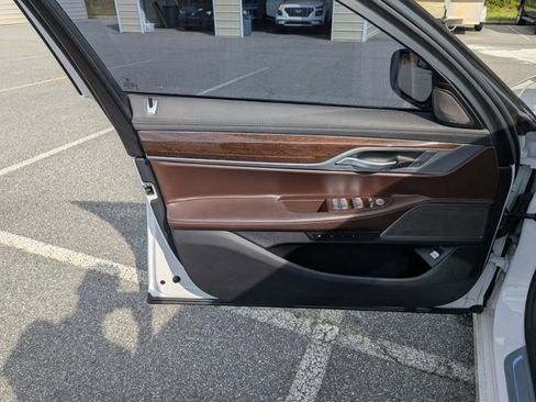 Used 2020 BMW 740i w/ Premium Package image 23