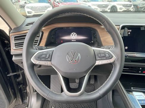 Used 2024 Volkswagen Atlas SE w/ Panoramic Sunroof Package image 11