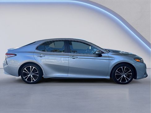 Used 2018 Toyota Camry SE FWD image 7