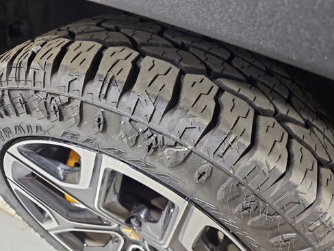 Used 2023 Rivian R1S Adventure AWD/4WD image 32