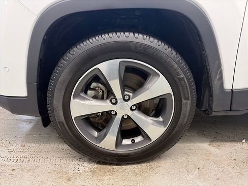 Used 2019 Jeep Cherokee Limited w/ Technology Group image 3