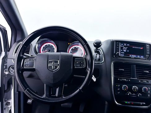 Used 2020 Dodge Grand Caravan SE FWD image 3