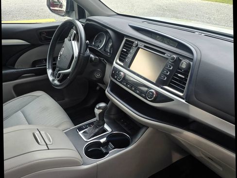 Used 2019 Toyota Highlander Plus FWD image 8