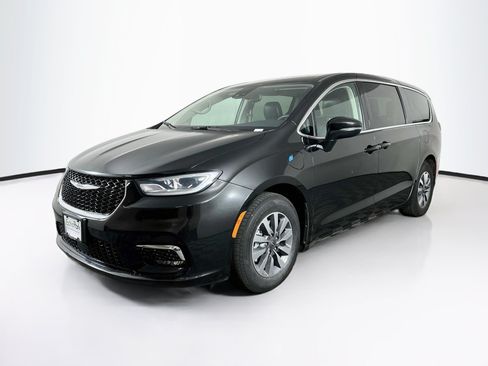 Used 2023 Chrysler Pacifica Touring-L FWD image 3