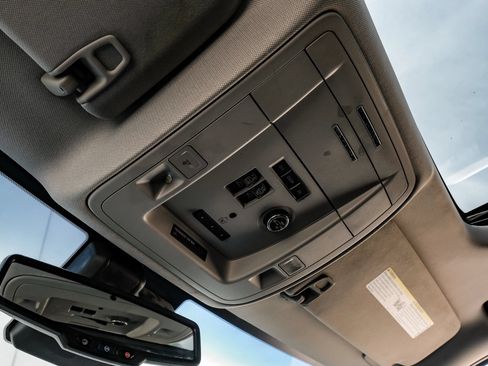 Used 2019 Chevrolet Suburban Premier RWD image 38