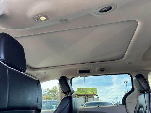 Used 2023 Chrysler Pacifica Limited image 32