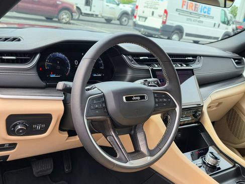 Used 2025 Jeep Grand Cherokee Limited AWD/4WD image 11