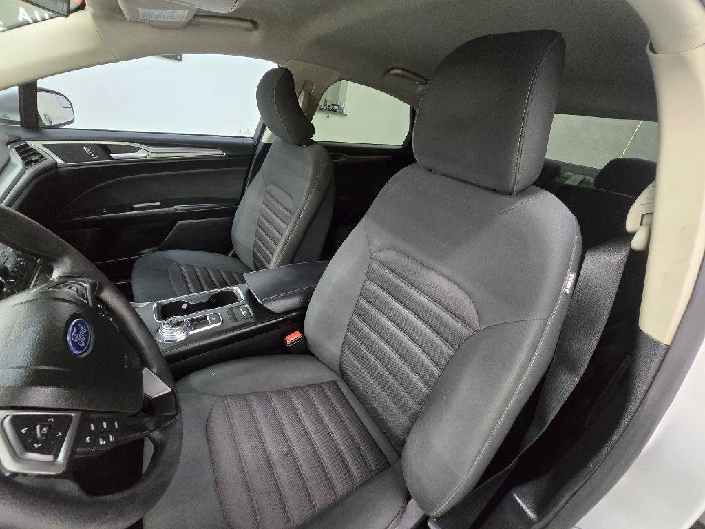 Used 2018 Ford Fusion SE FWD image 12