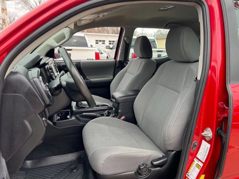 Used 2017 Toyota Tacoma SR image 10