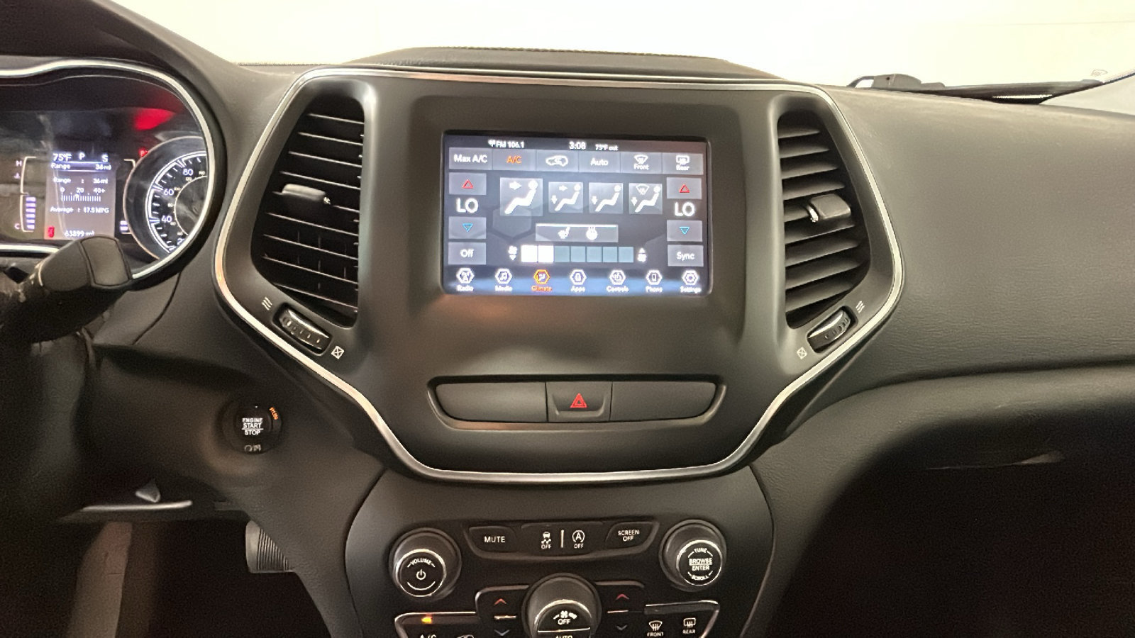 Used 2019 Jeep Cherokee Latitude Plus w/ Comfort/Convenience Group AWD/4WD image 28