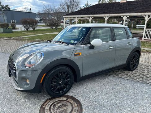 Used 2016 MINI Cooper 4-Door Hardtop image 9
