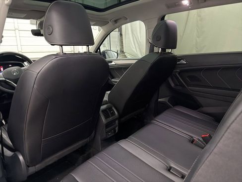 Used 2024 Volkswagen Tiguan SE w/ Panoramic Sunroof Package image 19
