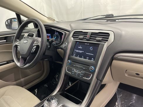 Used 2017 Ford Fusion SE w/ Fusion SE Technology Package image 19