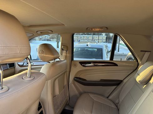 Used 2015 Mercedes-Benz ML 400 ML 400 AWD 4MATIC 4dr SUV w/ Parking Assist Package image 23