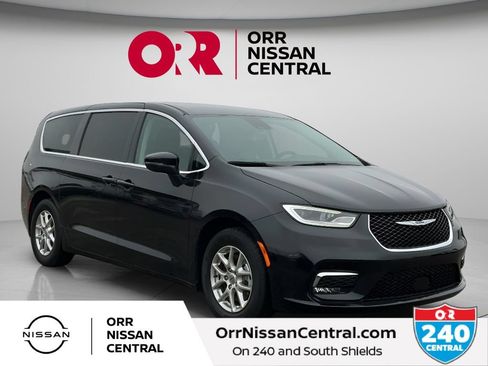 Used 2023 Chrysler Pacifica Touring-L FWD image 3