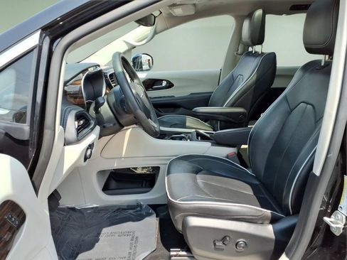 Used 2023 Chrysler Pacifica Limited FWD image 4