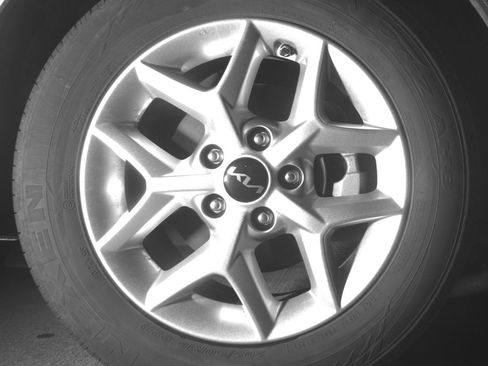 Used 2025 Kia Soul LX w/ LX Technology Package image 12