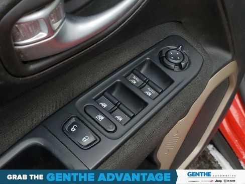 Used 2016 Jeep Renegade Latitude AWD/4WD image 10