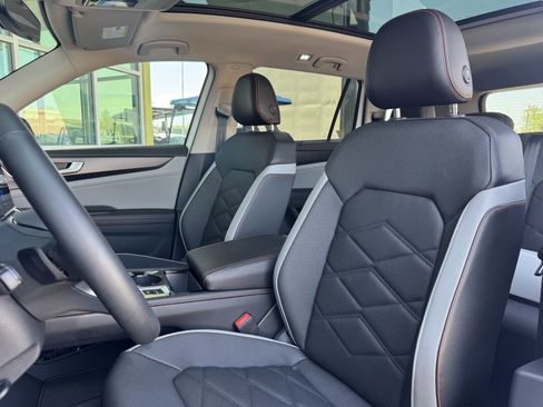 Used 2024 Volkswagen Atlas Peak Edition SE image 32