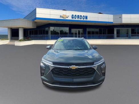 Used 2025 Chevrolet Trax LT FWD image 8