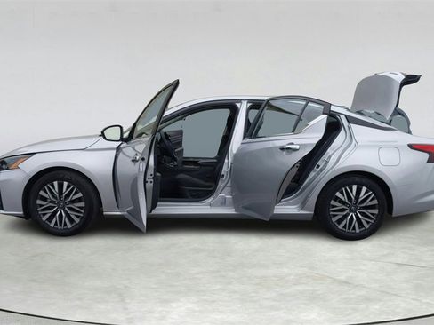 Used 2024 Nissan Altima 2.5 SV image 10