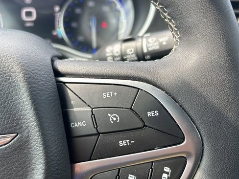 Used 2025 Chrysler Pacifica Select image 29