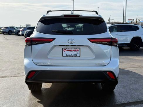 Used 2022 Toyota Highlander XLE image 5