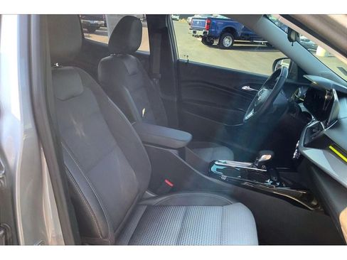Used 2024 Chevrolet Trax LT w/ Sunroof Package FWD image 8