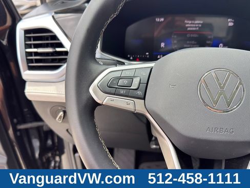 Used 2025 Volkswagen Taos SE w/ Panoramic Sunroof Package FWD image 20