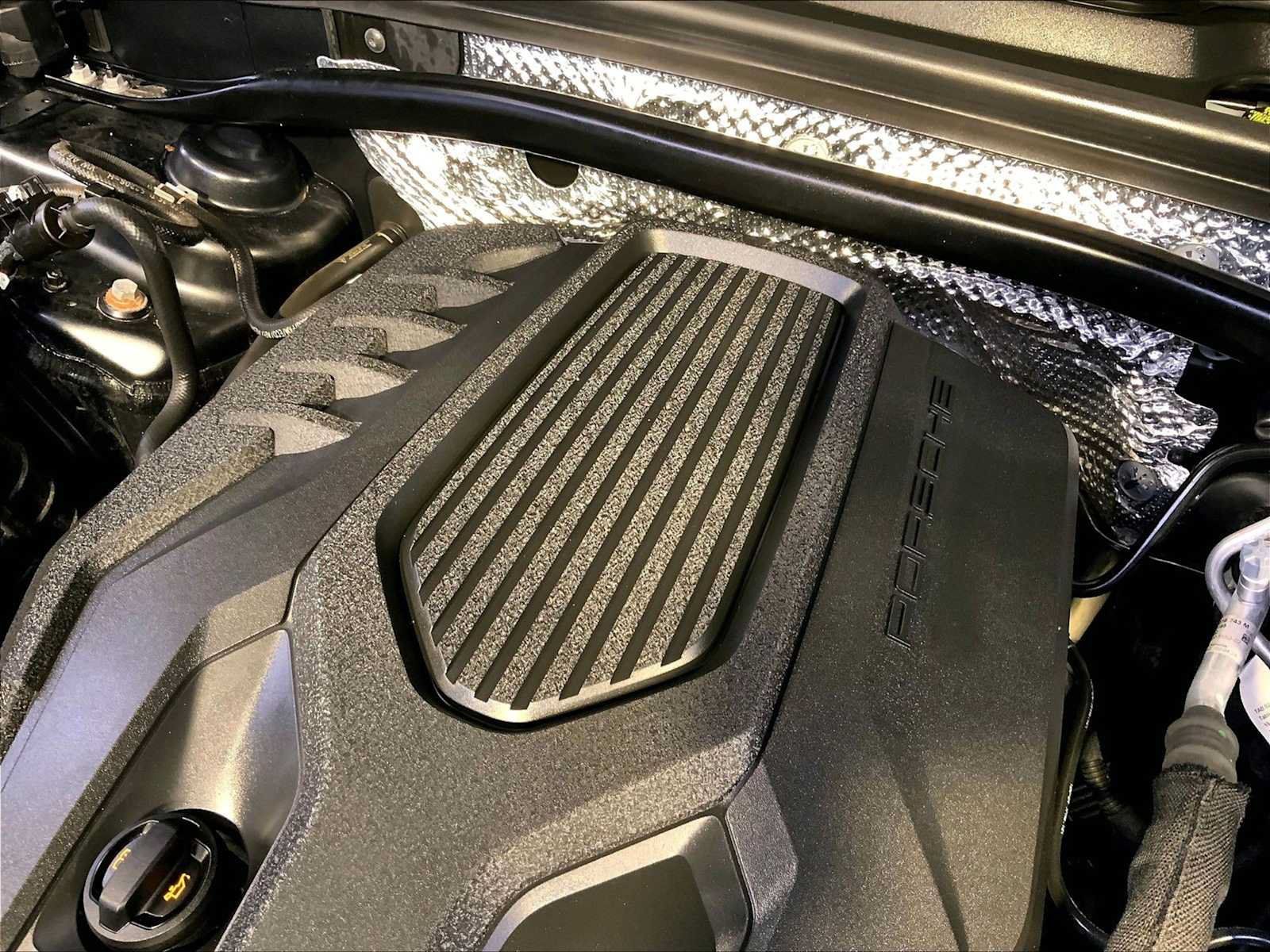 Certified 2024 Porsche Macan AWD/4WD image 33