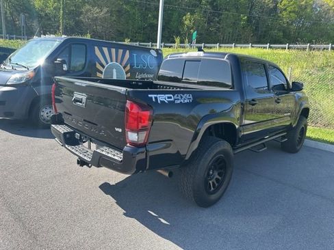 Used 2018 Toyota Tacoma TRD Sport image 27
