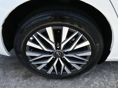 Used 2025 Nissan Altima 2.5 SV FWD image 12