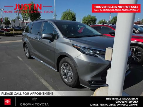 Used 2026 Toyota Sienna XLE FWD image 2