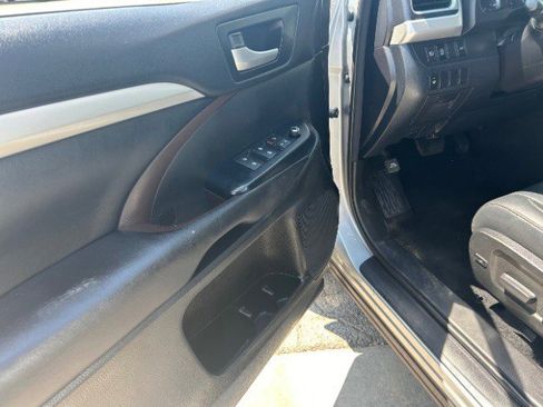 Used 2018 Toyota Highlander XLE image 17