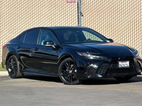 Used 2026 Toyota Camry Hybrid FWD image 2