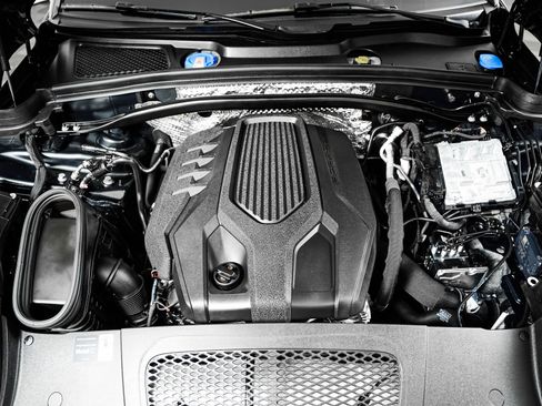 Certified 2026 Porsche Macan AWD/4WD image 12