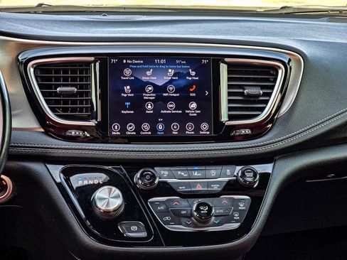 Used 2020 Chrysler Pacifica Limited w/ Quick Order Package 27H Red S image 19