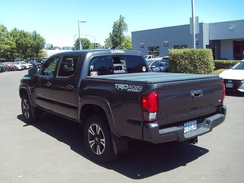 Used 2019 Toyota Tacoma TRD Sport AWD/4WD image 3