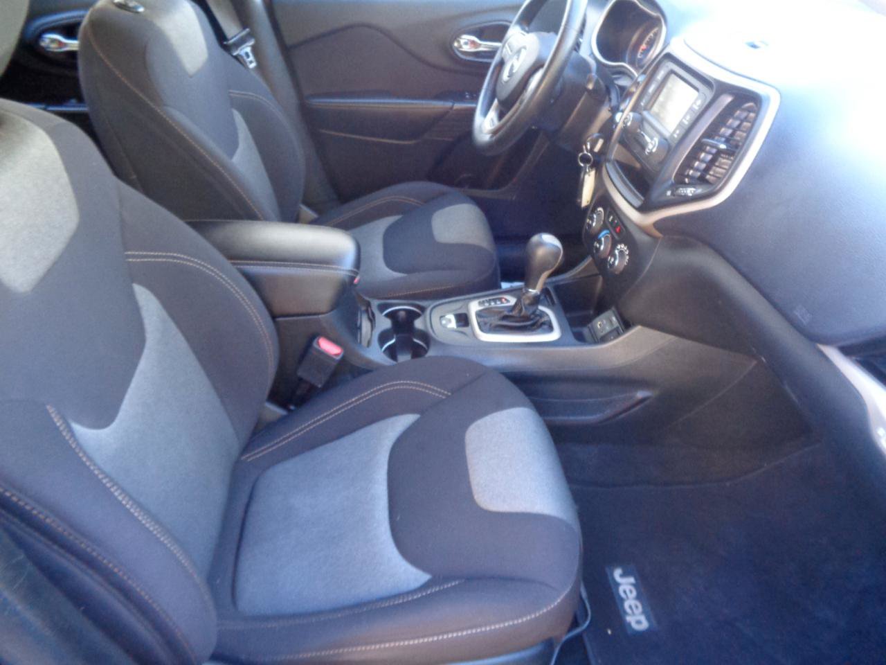 Used 2015 Jeep Cherokee Sport FWD image 27