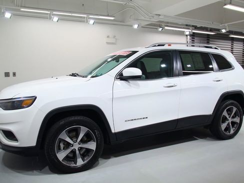 Used 2019 Jeep Cherokee Limited image 3
