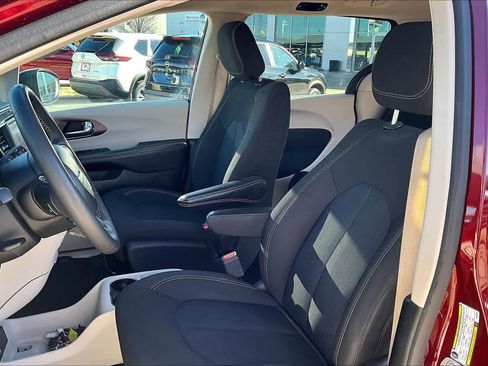 Certified 2023 Chrysler Voyager LX image 7