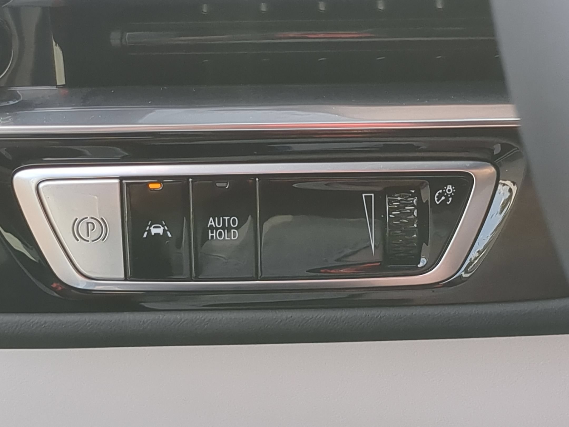 Certified 2024 Cadillac Lyriq Luxury AWD/4WD image 17