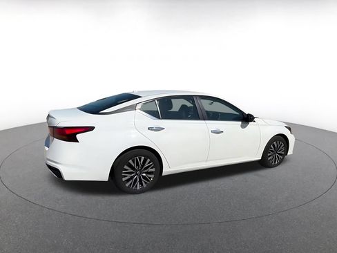Used 2025 Nissan Altima 2.5 SV FWD image 15