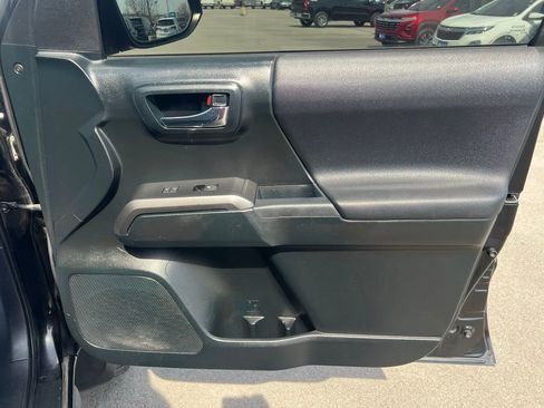 Used 2017 Toyota Tacoma TRD Sport image 25