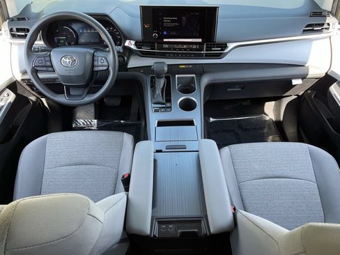 Used 2025 Toyota Sienna LE FWD image 9