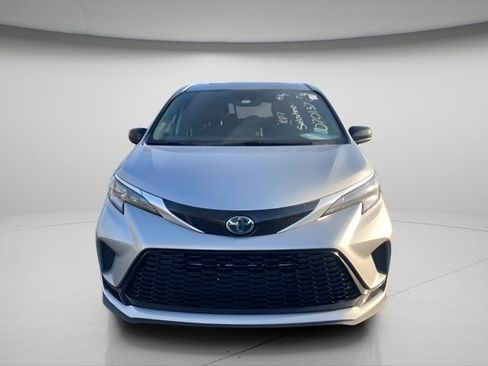 Used 2021 Toyota Sienna XSE image 3