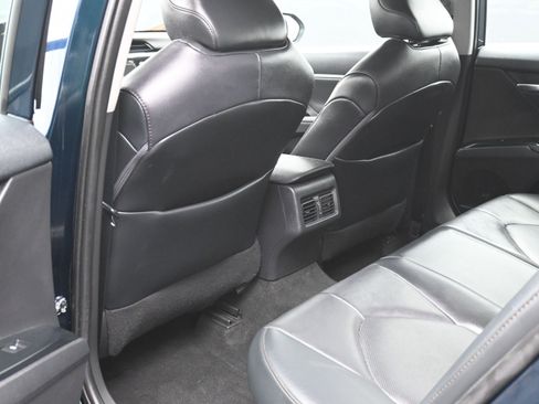 Used 2020 Toyota Camry XLE image 21