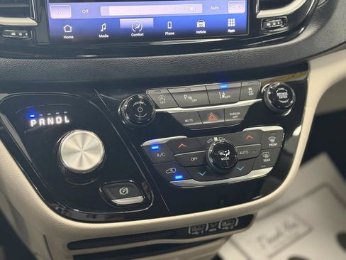 Used 2023 Chrysler Pacifica Touring-L FWD image 33