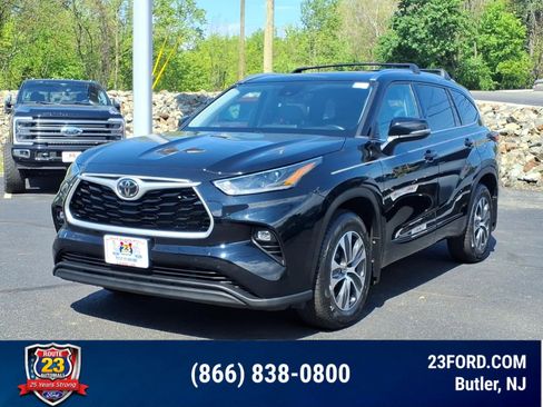 Used 2021 Toyota Highlander XLE AWD/4WD image 4